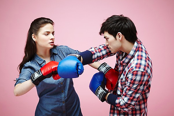 포토 JPG 스튜디오촬영 서양인 외국인 백인 해외기획촬영 라이프스타일 커플 2012년태국 여자 남자 커플라이프 포즈 모션 실내 사람 상반신 20대 성인 두명 옆모습 캐주얼 마주보기 경쟁 권투 분노 글러브 글로브 권투글러브 펀치 싸움 사랑싸움 청년만 성인만 분홍색배경 국내포토 옷 감정 스포츠용품 뷰포인트 분홍색 장갑 백그라운드 컨셉 관계 인종 청년 내부 생활 격투기 파일형식