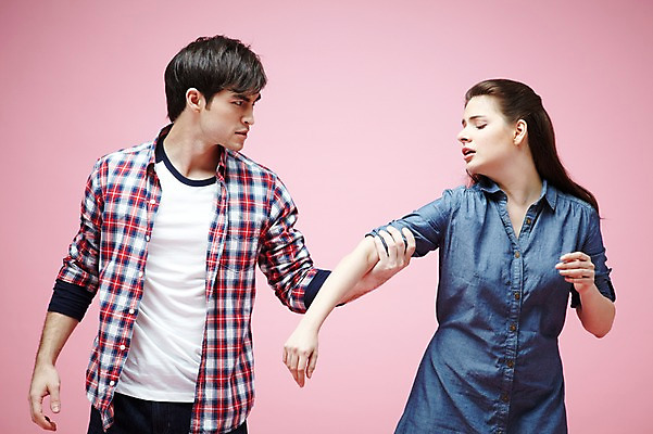 포토 JPG 스튜디오촬영 서양인 외국인 백인 해외기획촬영 라이프스타일 커플 2012년태국 여자 남자 커플라이프 포즈 모션 실내 사람 상반신 20대 성인 두명 앞모습 캐주얼 분노 싸움 사랑싸움 청년만 성인만 분홍색배경 국내포토 옷 감정 뷰포인트 분홍색 백그라운드 관계 인종 청년 내부 생활 파일형식