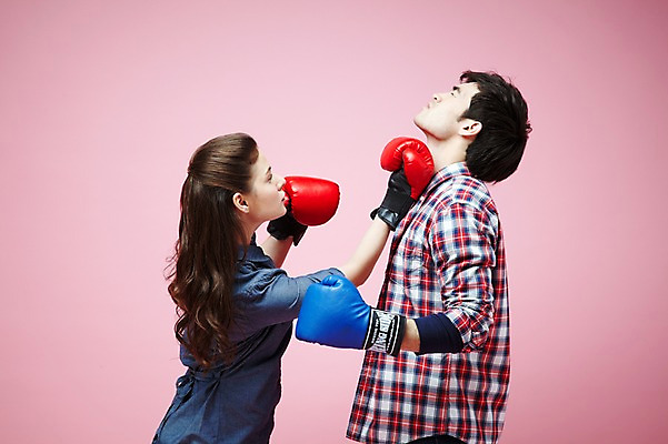 포토 JPG 스튜디오촬영 서양인 외국인 백인 해외기획촬영 라이프스타일 커플 2012년태국 여자 남자 커플라이프 포즈 모션 실내 사람 상반신 20대 성인 두명 옆모습 캐주얼 마주보기 경쟁 권투 분노 글러브 글로브 권투글러브 펀치 싸움 사랑싸움 청년만 성인만 분홍색배경 국내포토 옷 감정 스포츠용품 뷰포인트 분홍색 장갑 백그라운드 컨셉 관계 인종 청년 내부 생활 격투기 파일형식