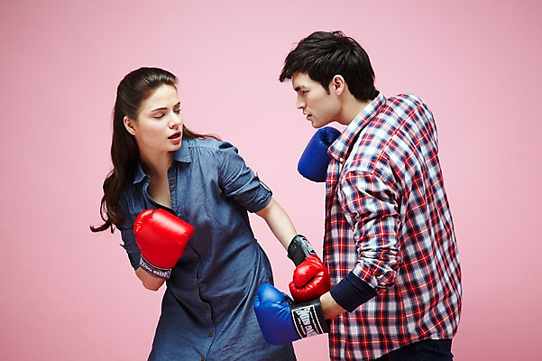 포토 JPG 스튜디오촬영 서양인 외국인 백인 해외기획촬영 라이프스타일 커플 2012년태국 여자 남자 커플라이프 포즈 모션 실내 서기 사람 상반신 20대 성인 두명 옆모습 캐주얼 마주보기 경쟁 권투 분노 글러브 글로브 권투글러브 싸움 사랑싸움 청년만 성인만 분홍색배경 국내포토 옷 감정 스포츠용품 뷰포인트 분홍색 장갑 백그라운드 컨셉 관계 인종 청년 내부 생활 격투기 파일형식