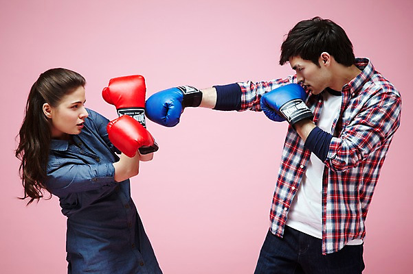 포토 JPG 스튜디오촬영 서양인 외국인 백인 해외기획촬영 라이프스타일 커플 2012년태국 여자 남자 커플라이프 포즈 모션 실내 서기 사람 상반신 20대 성인 두명 옆모습 캐주얼 마주보기 경쟁 권투 분노 글러브 글로브 권투글러브 펀치 싸움 사랑싸움 청년만 성인만 분홍색배경 국내포토 옷 감정 스포츠용품 뷰포인트 분홍색 장갑 백그라운드 컨셉 관계 인종 청년 내부 생활 격투기 파일형식