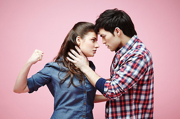 포토 JPG 스튜디오촬영 서양인 외국인 백인 해외기획촬영 라이프스타일 커플 2012년태국 여자 남자 커플라이프 포즈 모션 실내 사람 상반신 20대 성인 두명 옆모습 캐주얼 마주보기 경쟁 주먹 분노 펀치 싸움 사랑싸움 청년만 성인만 분홍색배경 국내포토 옷 감정 뷰포인트 분홍색 백그라운드 컨셉 관계 인종 청년 내부 생활 파일형식