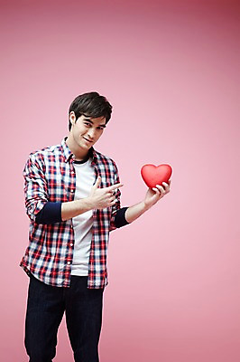 포토 JPG 스튜디오촬영 서양인 외국인 백인 해외기획촬영 라이프스타일 2012년태국 남자 포즈 모션 실내 선물 사랑 한명 서기 미소 웃음 사람 손짓 이벤트 20대 성인 앞모습 캐주얼 하트 가리킴 남자만 남자한명만 성인남자만 청년만 청년남자만 청년남자한명만 성인한명만 성인남자한명만 성인만 분홍색배경 국내포토 모양 1 옷 감정 뷰포인트 분홍색 백그라운드 표정 인종 청년 내부 생활 파일형식