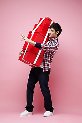 포토 JPG 스튜디오촬영 전신 서양인 외국인 백인 해외기획촬영 라이프스타일 응시 2012년태국 남자 실내 선물 한명 서기 들기 사람 손짓 이벤트 20대 성인 앞모습 캐주얼 선물상자 상자 무거움 남자만 남자한명만 성인남자만 청년만 청년남자만 청년남자한명만 성인한명만 성인남자한명만 성인만 분홍색배경 국내포토 1 시선 옷 뷰포인트 분홍색 백그라운드 모션 인종 청년 내부 생활 무게 파일형식