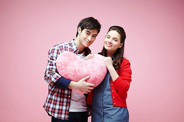 포토 JPG 스튜디오촬영 서양인 외국인 백인 해외기획촬영 라이프스타일 커플 2012년태국 여자 남자 커플라이프 포즈 쿠션 모션 실내 선물 사랑 미소 웃음 들기 사람 이벤트 상반신 20대 성인 두명 앞모습 캐주얼 하트 하트쿠션 청년만 성인만 분홍색배경 국내포토 모양 옷 감정 뷰포인트 분홍색 백그라운드 관계 표정 인종 청년 내부 생활 파일형식