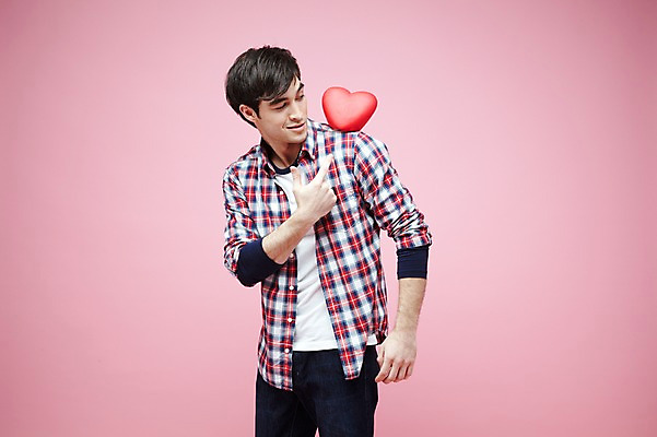 포토 JPG 스튜디오촬영 서양인 외국인 백인 해외기획촬영 라이프스타일 2012년태국 남자 포즈 모션 실내 선물 사랑 한명 서기 사람 손짓 이벤트 20대 성인 앞모습 캐주얼 하트 가리킴 어깨 남자만 남자한명만 성인남자만 청년만 청년남자만 청년남자한명만 성인한명만 성인남자한명만 성인만 분홍색배경 국내포토 모양 1 옷 감정 뷰포인트 분홍색 백그라운드 인종 청년 내부 생활 신체부위 파일형식