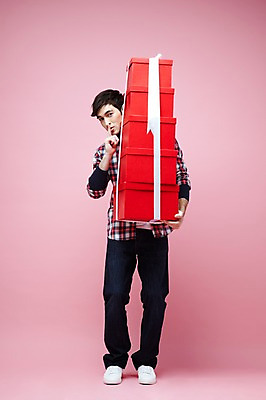 포토 JPG 스튜디오촬영 전신 서양인 외국인 백인 해외기획촬영 라이프스타일 2012년태국 남자 실내 선물 한명 서기 들기 사람 손짓 이벤트 20대 성인 앞모습 캐주얼 선물상자 상자 비밀 쉿 서프라이즈 남자만 남자한명만 성인남자만 청년만 청년남자만 청년남자한명만 성인한명만 성인남자한명만 성인만 분홍색배경 국내포토 1 옷 뷰포인트 분홍색 백그라운드 컨셉 모션 인종 청년 내부 생활 조용 파일형식