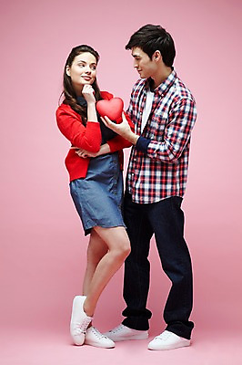 포토 JPG 스튜디오촬영 전신 서양인 외국인 백인 해외기획촬영 라이프스타일 커플 2012년태국 여자 남자 커플라이프 포즈 모션 실내 선물 사랑 서기 미소 웃음 들기 사람 이벤트 20대 성인 두명 앞모습 캐주얼 마주보기 하트 청년만 성인만 분홍색배경 국내포토 모양 옷 감정 뷰포인트 분홍색 백그라운드 관계 표정 인종 청년 내부 생활 파일형식