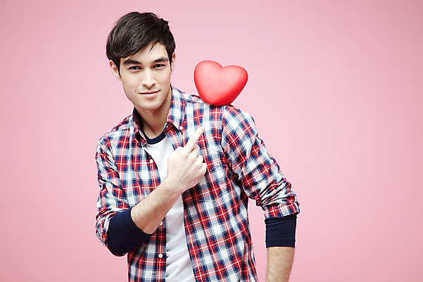 포토 JPG 스튜디오촬영 서양인 외국인 백인 해외기획촬영 라이프스타일 2012년태국 남자 포즈 모션 실내 선물 사랑 한명 사람 손짓 이벤트 상반신 20대 성인 앞모습 캐주얼 하트 가리킴 어깨 남자만 남자한명만 성인남자만 청년만 청년남자만 청년남자한명만 성인한명만 성인남자한명만 성인만 분홍색배경 국내포토 모양 1 옷 감정 뷰포인트 분홍색 백그라운드 인종 청년 내부 생활 신체부위 파일형식