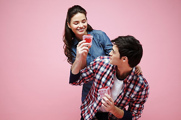 포토 JPG 스튜디오촬영 서양인 외국인 백인 해외기획촬영 라이프스타일 커플 2012년태국 여자 남자 커플라이프 포즈 모션 실내 선물 사랑 미소 웃음 들기 사람 이벤트 상반신 20대 성인 두명 앞모습 캐주얼 마주보기 뒤돌아보기 청년만 성인만 분홍색배경 국내포토 옷 감정 뷰포인트 분홍색 백그라운드 관계 표정 인종 청년 내부 생활 파일형식