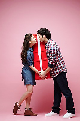 포토 JPG 스튜디오촬영 전신 서양인 외국인 백인 해외기획촬영 라이프스타일 커플 2012년태국 여자 남자 커플라이프 키스 실내 선물 서기 들기 사람 이벤트 20대 성인 두명 옆모습 캐주얼 선물상자 상자 마주보기 청년만 성인만 분홍색배경 국내포토 옷 뷰포인트 분홍색 백그라운드 관계 모션 인종 청년 내부 생활 애정표현 파일형식