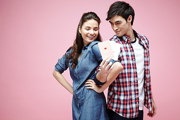 포토 JPG 스튜디오촬영 서양인 외국인 백인 해외기획촬영 라이프스타일 커플 2012년태국 여자 남자 커플라이프 허리손 포즈 모션 실내 사랑 미소 웃음 들기 사람 이벤트 상반신 20대 성인 두명 옆모습 캐주얼 등맞대기 청년만 성인만 분홍색배경 국내포토 카드프레임 옷 감정 뷰포인트 분홍색 백그라운드 관계 프레임 표정 인종 청년 내부 생활 파일형식