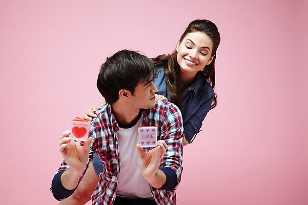 포토 JPG 스튜디오촬영 서양인 외국인 백인 해외기획촬영 라이프스타일 커플 2012년태국 여자 남자 커플라이프 포즈 모션 실내 선물 사랑 미소 웃음 들기 사람 이벤트 상반신 20대 성인 두명 앞모습 캐주얼 마주보기 뒤돌아보기 청년만 성인만 분홍색배경 국내포토 옷 감정 뷰포인트 분홍색 백그라운드 관계 표정 인종 청년 내부 생활 파일형식