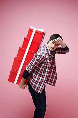 포토 JPG 스튜디오촬영 서양인 외국인 백인 해외기획촬영 라이프스타일 응시 2012년태국 남자 실내 피곤 선물 한명 서기 들기 사람 이벤트 20대 성인 옆모습 캐주얼 선물상자 상자 무거움 남자만 남자한명만 성인남자만 청년만 청년남자만 청년남자한명만 성인한명만 성인남자한명만 성인만 분홍색배경 국내포토 1 시선 옷 뷰포인트 분홍색 백그라운드 컨셉 모션 인종 청년 내부 생활 무게 파일형식