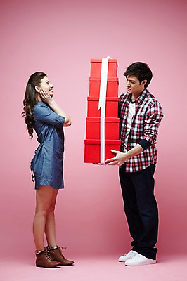 포토 JPG 스튜디오촬영 전신 서양인 외국인 백인 해외기획촬영 라이프스타일 커플 2012년태국 여자 남자 커플라이프 실내 선물 서기 미소 웃음 들기 사람 이벤트 20대 성인 두명 옆모습 캐주얼 선물상자 상자 마주보기 기쁨 주기 서프라이즈 청년만 성인만 분홍색배경 국내포토 옷 감정 뷰포인트 분홍색 백그라운드 컨셉 관계 모션 표정 인종 청년 내부 생활 파일형식