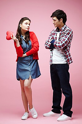 포토 JPG 스튜디오촬영 전신 서양인 외국인 백인 해외기획촬영 라이프스타일 커플 2012년태국 여자 남자 커플라이프 포즈 모션 실내 선물 사랑 서기 들기 사람 이벤트 20대 성인 두명 앞모습 캐주얼 마주보기 팔짱 하트 청년만 성인만 분홍색배경 국내포토 모양 옷 감정 뷰포인트 분홍색 백그라운드 관계 인종 청년 내부 생활 파일형식