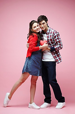 포토 JPG 스튜디오촬영 전신 서양인 외국인 백인 해외기획촬영 라이프스타일 커플 2012년태국 여자 남자 커플라이프 포즈 안기 모션 포옹 실내 선물 사랑 서기 미소 웃음 들기 사람 이벤트 20대 성인 두명 앞모습 캐주얼 하트 청년만 성인만 분홍색배경 국내포토 모양 옷 감정 뷰포인트 분홍색 백그라운드 관계 표정 인종 청년 내부 생활 파일형식