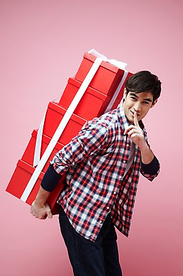 포토 JPG 스튜디오촬영 서양인 외국인 백인 해외기획촬영 라이프스타일 2012년태국 남자 실내 선물 한명 서기 미소 웃음 들기 사람 손짓 이벤트 20대 성인 옆모습 캐주얼 선물상자 상자 비밀 쉿 서프라이즈 남자만 남자한명만 성인남자만 청년만 청년남자만 청년남자한명만 성인한명만 성인남자한명만 성인만 분홍색배경 국내포토 1 옷 뷰포인트 분홍색 백그라운드 컨셉 모션 표정 인종 청년 내부 생활 조용 파일형식