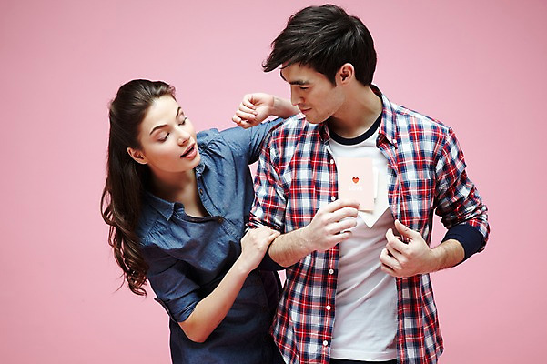 포토 JPG 스튜디오촬영 서양인 외국인 백인 해외기획촬영 라이프스타일 커플 2012년태국 여자 남자 커플라이프 실내 사랑 들기 사람 이벤트 상반신 20대 성인 두명 앞모습 캐주얼 마주보기 서프라이즈 청년만 성인만 분홍색배경 국내포토 카드프레임 옷 감정 뷰포인트 분홍색 백그라운드 컨셉 관계 모션 프레임 인종 청년 내부 생활 파일형식