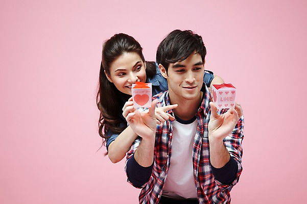 포토 JPG 스튜디오촬영 서양인 외국인 백인 해외기획촬영 라이프스타일 커플 2012년태국 여자 남자 커플라이프 포즈 모션 실내 선물 사랑 미소 웃음 들기 사람 손짓 이벤트 상반신 20대 성인 두명 앞모습 캐주얼 가리킴 청년만 성인만 분홍색배경 국내포토 옷 감정 뷰포인트 분홍색 백그라운드 관계 표정 인종 청년 내부 생활 파일형식