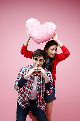 포토 JPG 스튜디오촬영 서양인 외국인 백인 해외기획촬영 라이프스타일 커플 2012년태국 여자 남자 커플라이프 포즈 쿠션 모션 실내 선물 사랑 서기 미소 웃음 들기 사람 손짓 이벤트 20대 성인 두명 앞모습 캐주얼 하트 하트쿠션 청년만 성인만 분홍색배경 국내포토 모양 옷 감정 뷰포인트 분홍색 백그라운드 관계 표정 인종 청년 내부 생활 파일형식