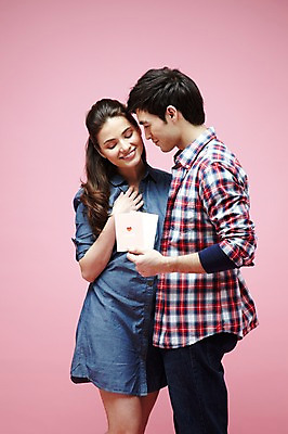 포토 JPG 스튜디오촬영 서양인 외국인 백인 해외기획촬영 라이프스타일 커플 2012년태국 여자 남자 커플라이프 포즈 모션 실내 사랑 서기 미소 웃음 들기 사람 이벤트 20대 성인 두명 옆모습 캐주얼 청년만 성인만 분홍색배경 국내포토 카드프레임 옷 감정 뷰포인트 분홍색 백그라운드 관계 프레임 표정 인종 청년 내부 생활 파일형식