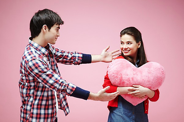 포토 JPG 스튜디오촬영 서양인 외국인 백인 해외기획촬영 라이프스타일 커플 2012년태국 여자 남자 커플라이프 포즈 쿠션 모션 실내 선물 사랑 미소 웃음 들기 사람 이벤트 상반신 20대 성인 두명 캐주얼 마주보기 하트 하트쿠션 청년만 성인만 분홍색배경 국내포토 모양 옷 감정 분홍색 백그라운드 관계 표정 인종 청년 내부 생활 파일형식