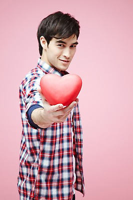 포토 JPG 스튜디오촬영 서양인 외국인 백인 해외기획촬영 라이프스타일 2012년태국 남자 실내 선물 사랑 한명 미소 웃음 들기 사람 이벤트 상반신 20대 성인 앞모습 캐주얼 하트 남자만 남자한명만 성인남자만 청년만 청년남자만 청년남자한명만 성인한명만 성인남자한명만 성인만 분홍색배경 국내포토 모양 1 옷 감정 뷰포인트 분홍색 백그라운드 모션 표정 인종 청년 내부 생활 파일형식
