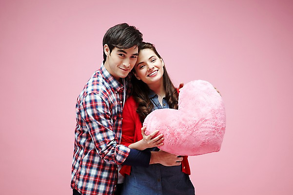 포토 JPG 스튜디오촬영 서양인 외국인 백인 해외기획촬영 라이프스타일 커플 2012년태국 여자 남자 커플라이프 포즈 쿠션 안기 모션 포옹 실내 선물 사랑 미소 웃음 들기 사람 이벤트 상반신 20대 성인 두명 앞모습 캐주얼 하트 하트쿠션 청년만 성인만 분홍색배경 국내포토 모양 옷 감정 뷰포인트 분홍색 백그라운드 관계 표정 인종 청년 내부 생활 파일형식