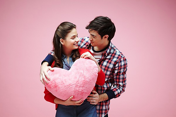 포토 JPG 스튜디오촬영 서양인 외국인 백인 해외기획촬영 라이프스타일 커플 2012년태국 여자 남자 커플라이프 포즈 쿠션 안기 모션 포옹 실내 선물 사랑 미소 웃음 들기 사람 이벤트 상반신 20대 성인 두명 앞모습 캐주얼 마주보기 하트 하트쿠션 청년만 성인만 분홍색배경 국내포토 모양 옷 감정 뷰포인트 분홍색 백그라운드 관계 표정 인종 청년 내부 생활 파일형식