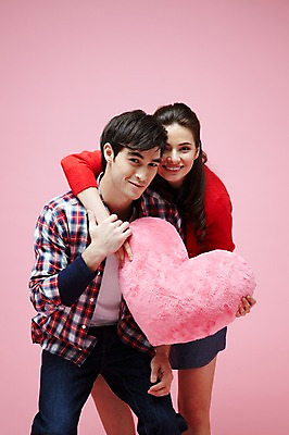 포토 JPG 스튜디오촬영 서양인 외국인 백인 해외기획촬영 라이프스타일 커플 2012년태국 여자 남자 커플라이프 포즈 쿠션 안기 모션 포옹 실내 선물 사랑 서기 미소 웃음 들기 사람 이벤트 20대 성인 두명 앞모습 캐주얼 하트 하트쿠션 청년만 성인만 분홍색배경 국내포토 모양 옷 감정 뷰포인트 분홍색 백그라운드 관계 표정 인종 청년 내부 생활 파일형식