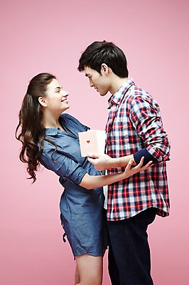 포토 JPG 스튜디오촬영 서양인 외국인 백인 해외기획촬영 라이프스타일 커플 2012년태국 여자 남자 커플라이프 포즈 모션 실내 사랑 서기 미소 웃음 들기 사람 이벤트 20대 성인 두명 옆모습 캐주얼 마주보기 청년만 성인만 분홍색배경 국내포토 카드프레임 옷 감정 뷰포인트 분홍색 백그라운드 관계 프레임 표정 인종 청년 내부 생활 파일형식