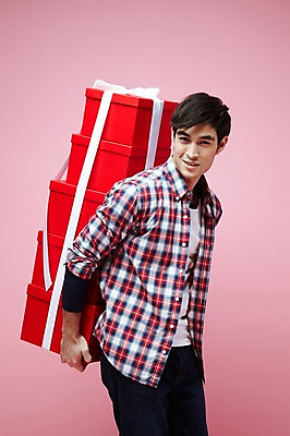 포토 JPG 스튜디오촬영 서양인 외국인 백인 해외기획촬영 라이프스타일 2012년태국 남자 실내 선물 한명 서기 미소 웃음 들기 사람 이벤트 20대 성인 옆모습 캐주얼 선물상자 상자 남자만 남자한명만 성인남자만 청년만 청년남자만 청년남자한명만 성인한명만 성인남자한명만 성인만 분홍색배경 국내포토 1 옷 뷰포인트 분홍색 백그라운드 모션 표정 인종 청년 내부 생활 파일형식