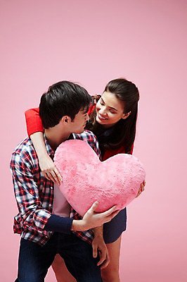 포토 JPG 스튜디오촬영 서양인 외국인 백인 해외기획촬영 라이프스타일 커플 2012년태국 여자 남자 커플라이프 포즈 쿠션 안기 모션 포옹 실내 선물 사랑 서기 미소 웃음 들기 사람 이벤트 20대 성인 두명 앞모습 캐주얼 마주보기 하트 하트쿠션 청년만 성인만 분홍색배경 국내포토 모양 옷 감정 뷰포인트 분홍색 백그라운드 관계 표정 인종 청년 내부 생활 파일형식
