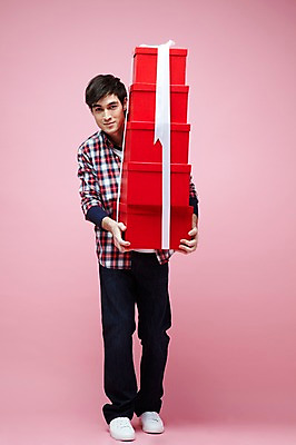 포토 JPG 스튜디오촬영 전신 서양인 외국인 백인 해외기획촬영 라이프스타일 2012년태국 남자 실내 선물 한명 서기 미소 웃음 들기 사람 이벤트 20대 성인 앞모습 캐주얼 선물상자 상자 남자만 남자한명만 성인남자만 청년만 청년남자만 청년남자한명만 성인한명만 성인남자한명만 성인만 분홍색배경 국내포토 1 옷 뷰포인트 분홍색 백그라운드 모션 표정 인종 청년 내부 생활 파일형식