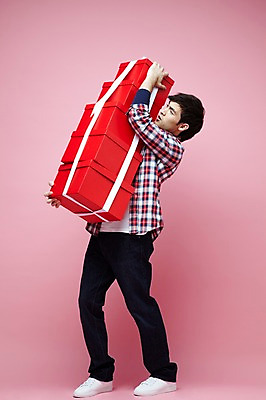 포토 JPG 스튜디오촬영 전신 서양인 외국인 백인 해외기획촬영 라이프스타일 응시 2012년태국 남자 실내 선물 한명 서기 들기 사람 이벤트 20대 성인 앞모습 캐주얼 선물상자 상자 무거움 남자만 남자한명만 성인남자만 청년만 청년남자만 청년남자한명만 성인한명만 성인남자한명만 성인만 분홍색배경 국내포토 1 시선 옷 뷰포인트 분홍색 백그라운드 모션 인종 청년 내부 생활 무게 파일형식
