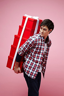 포토 JPG 스튜디오촬영 서양인 외국인 백인 해외기획촬영 라이프스타일 2012년태국 남자 실내 선물 한명 서기 미소 웃음 들기 사람 이벤트 20대 성인 옆모습 캐주얼 선물상자 상자 뒤돌아보기 남자만 남자한명만 성인남자만 청년만 청년남자만 청년남자한명만 성인한명만 성인남자한명만 성인만 분홍색배경 국내포토 1 옷 뷰포인트 분홍색 백그라운드 모션 표정 인종 청년 내부 생활 파일형식