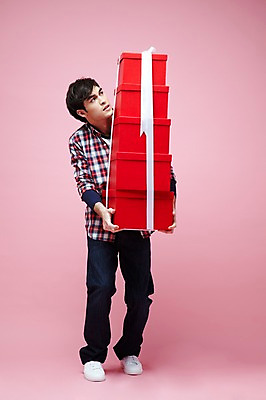 포토 JPG 스튜디오촬영 전신 서양인 외국인 백인 해외기획촬영 라이프스타일 응시 2012년태국 남자 실내 선물 한명 서기 들기 사람 이벤트 20대 성인 앞모습 캐주얼 선물상자 상자 무거움 남자만 남자한명만 성인남자만 청년만 청년남자만 청년남자한명만 성인한명만 성인남자한명만 성인만 분홍색배경 국내포토 1 시선 옷 뷰포인트 분홍색 백그라운드 모션 인종 청년 내부 생활 무게 파일형식
