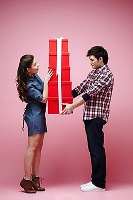 포토 JPG 스튜디오촬영 전신 서양인 외국인 백인 해외기획촬영 라이프스타일 커플 2012년태국 여자 남자 커플라이프 실내 선물 서기 들기 사람 이벤트 20대 성인 두명 옆모습 캐주얼 선물상자 상자 마주보기 주기 청년만 성인만 분홍색배경 국내포토 옷 뷰포인트 분홍색 백그라운드 관계 모션 인종 청년 내부 생활 파일형식