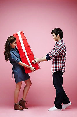 포토 JPG 스튜디오촬영 전신 서양인 외국인 백인 해외기획촬영 라이프스타일 커플 2012년태국 여자 남자 커플라이프 실내 선물 서기 들기 사람 이벤트 20대 성인 두명 옆모습 캐주얼 선물상자 상자 마주보기 주기 청년만 성인만 분홍색배경 국내포토 옷 뷰포인트 분홍색 백그라운드 관계 모션 인종 청년 내부 생활 파일형식