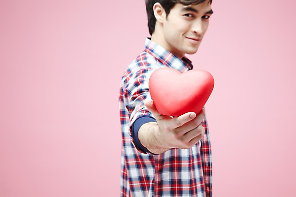 포토 JPG 스튜디오촬영 서양인 외국인 백인 해외기획촬영 라이프스타일 2012년태국 남자 실내 선물 사랑 한명 미소 웃음 들기 사람 이벤트 상반신 20대 성인 옆모습 캐주얼 하트 남자만 남자한명만 성인남자만 청년만 청년남자만 청년남자한명만 성인한명만 성인남자한명만 성인만 분홍색배경 국내포토 모양 1 옷 감정 뷰포인트 분홍색 백그라운드 모션 표정 인종 청년 내부 생활 파일형식