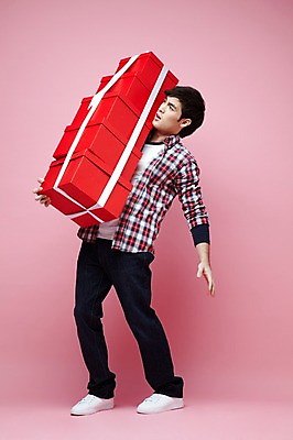 포토 JPG 스튜디오촬영 전신 서양인 외국인 백인 해외기획촬영 라이프스타일 응시 2012년태국 남자 실내 선물 한명 서기 들기 사람 이벤트 20대 성인 앞모습 캐주얼 선물상자 상자 무거움 남자만 남자한명만 성인남자만 청년만 청년남자만 청년남자한명만 성인한명만 성인남자한명만 성인만 분홍색배경 국내포토 1 시선 옷 뷰포인트 분홍색 백그라운드 모션 인종 청년 내부 생활 무게 파일형식