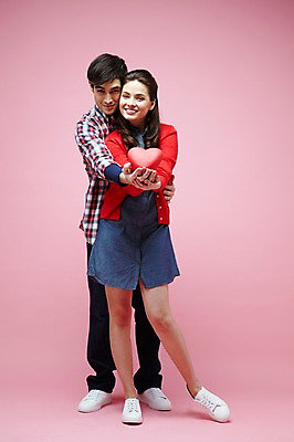 포토 JPG 스튜디오촬영 전신 서양인 외국인 백인 해외기획촬영 라이프스타일 커플 2012년태국 여자 남자 커플라이프 포즈 모션 실내 선물 사랑 서기 미소 웃음 들기 사람 이벤트 20대 성인 두명 앞모습 캐주얼 하트 청년만 성인만 분홍색배경 국내포토 모양 옷 감정 뷰포인트 분홍색 백그라운드 관계 표정 인종 청년 내부 생활 파일형식