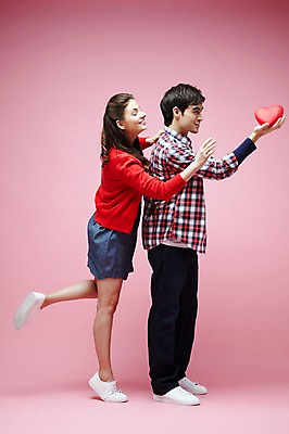 포토 JPG 스튜디오촬영 전신 서양인 외국인 백인 해외기획촬영 라이프스타일 커플 2012년태국 여자 남자 커플라이프 포즈 모션 실내 선물 사랑 서기 미소 웃음 들기 사람 이벤트 20대 성인 두명 옆모습 캐주얼 하트 청년만 성인만 분홍색배경 국내포토 모양 옷 감정 뷰포인트 분홍색 백그라운드 관계 표정 인종 청년 내부 생활 파일형식