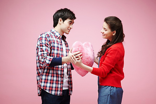 포토 JPG 스튜디오촬영 서양인 외국인 백인 해외기획촬영 라이프스타일 커플 2012년태국 여자 남자 커플라이프 포즈 쿠션 모션 실내 선물 사랑 미소 웃음 들기 사람 이벤트 상반신 20대 성인 두명 옆모습 캐주얼 마주보기 하트 하트쿠션 청년만 성인만 분홍색배경 국내포토 모양 옷 감정 뷰포인트 분홍색 백그라운드 관계 표정 인종 청년 내부 생활 파일형식