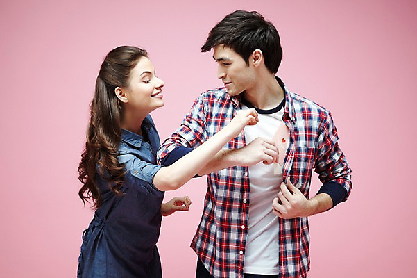 포토 JPG 스튜디오촬영 서양인 외국인 백인 해외기획촬영 라이프스타일 커플 2012년태국 여자 남자 커플라이프 실내 사랑 미소 웃음 들기 사람 이벤트 상반신 20대 성인 두명 옆모습 캐주얼 마주보기 서프라이즈 청년만 성인만 분홍색배경 국내포토 카드프레임 옷 감정 뷰포인트 분홍색 백그라운드 컨셉 관계 모션 프레임 표정 인종 청년 내부 생활 파일형식