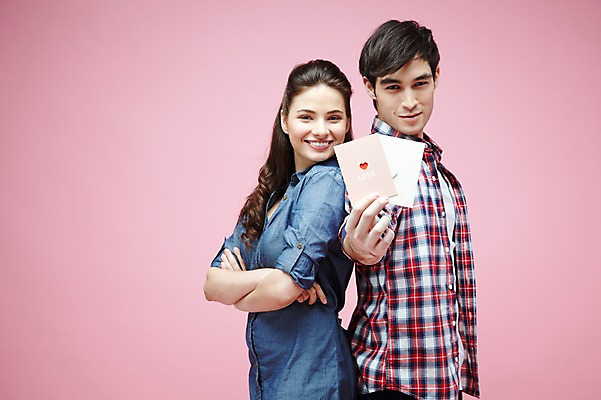 포토 JPG 스튜디오촬영 서양인 외국인 백인 해외기획촬영 라이프스타일 커플 2012년태국 여자 남자 커플라이프 포즈 모션 실내 사랑 미소 웃음 들기 사람 이벤트 상반신 20대 성인 두명 옆모습 캐주얼 팔짱 등맞대기 청년만 성인만 분홍색배경 국내포토 카드프레임 옷 감정 뷰포인트 분홍색 백그라운드 관계 프레임 표정 인종 청년 내부 생활 파일형식