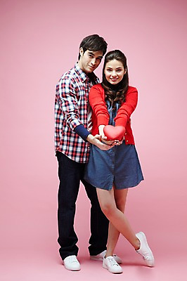 포토 JPG 스튜디오촬영 전신 서양인 외국인 백인 해외기획촬영 라이프스타일 커플 2012년태국 여자 남자 커플라이프 포즈 모션 실내 선물 사랑 서기 미소 웃음 들기 사람 이벤트 20대 성인 두명 앞모습 캐주얼 하트 청년만 성인만 분홍색배경 국내포토 모양 옷 감정 뷰포인트 분홍색 백그라운드 관계 표정 인종 청년 내부 생활 파일형식