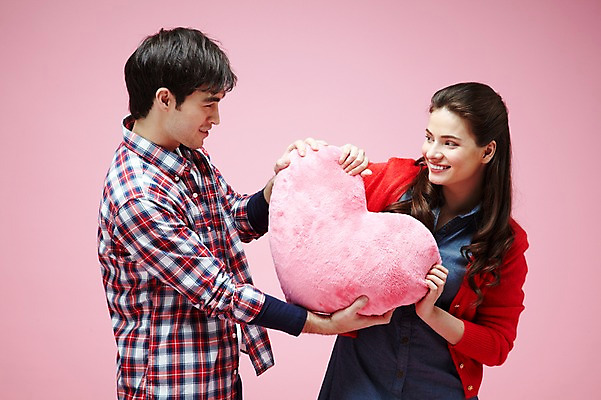 포토 JPG 스튜디오촬영 서양인 외국인 백인 해외기획촬영 라이프스타일 커플 2012년태국 여자 남자 커플라이프 포즈 쿠션 모션 실내 선물 사랑 미소 웃음 들기 사람 이벤트 상반신 20대 성인 두명 캐주얼 하트 하트쿠션 청년만 성인만 분홍색배경 국내포토 모양 옷 감정 분홍색 백그라운드 관계 표정 인종 청년 내부 생활 파일형식