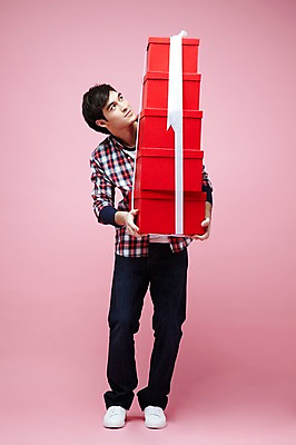 포토 JPG 스튜디오촬영 전신 서양인 외국인 백인 해외기획촬영 라이프스타일 응시 2012년태국 남자 실내 선물 한명 서기 들기 사람 이벤트 20대 성인 앞모습 캐주얼 선물상자 상자 올려보기 남자만 남자한명만 성인남자만 청년만 청년남자만 청년남자한명만 성인한명만 성인남자한명만 성인만 분홍색배경 국내포토 1 시선 옷 뷰포인트 분홍색 백그라운드 모션 인종 청년 내부 생활 파일형식